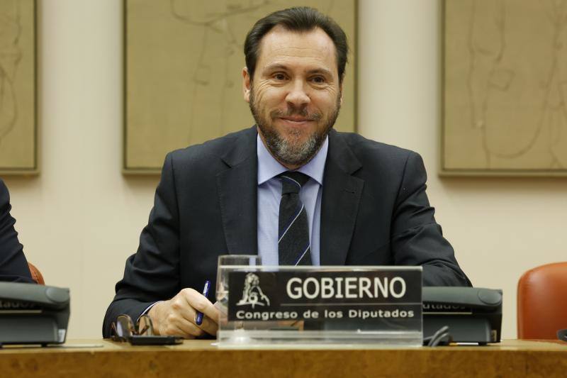 El ministro de Transportes y Movilidad Sostenible, Óscar Puente, durante la Comisión de Transportes y Movilidad Sostenible, en el Congreso de los Diputados.