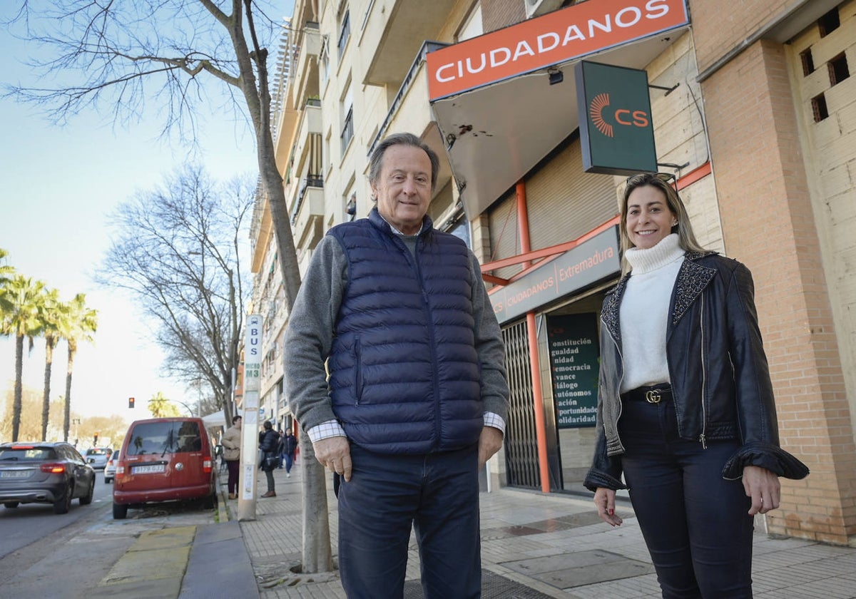 Fernando Baselga (presidente) y Ángela Roncero (vicesecrretaria) ante la nueva sede de Badajoz, en la avenida María Auxiliadora.