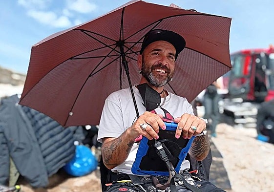 David Moreno en el rodaje de 'La sociedad de la nieve', a principios del año 2022.