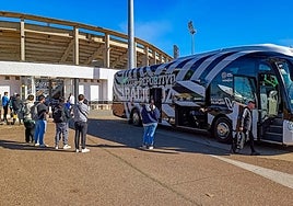 Una decena de aficionados acudieron a despedir al Badajoz rumbo a Guadalajara.