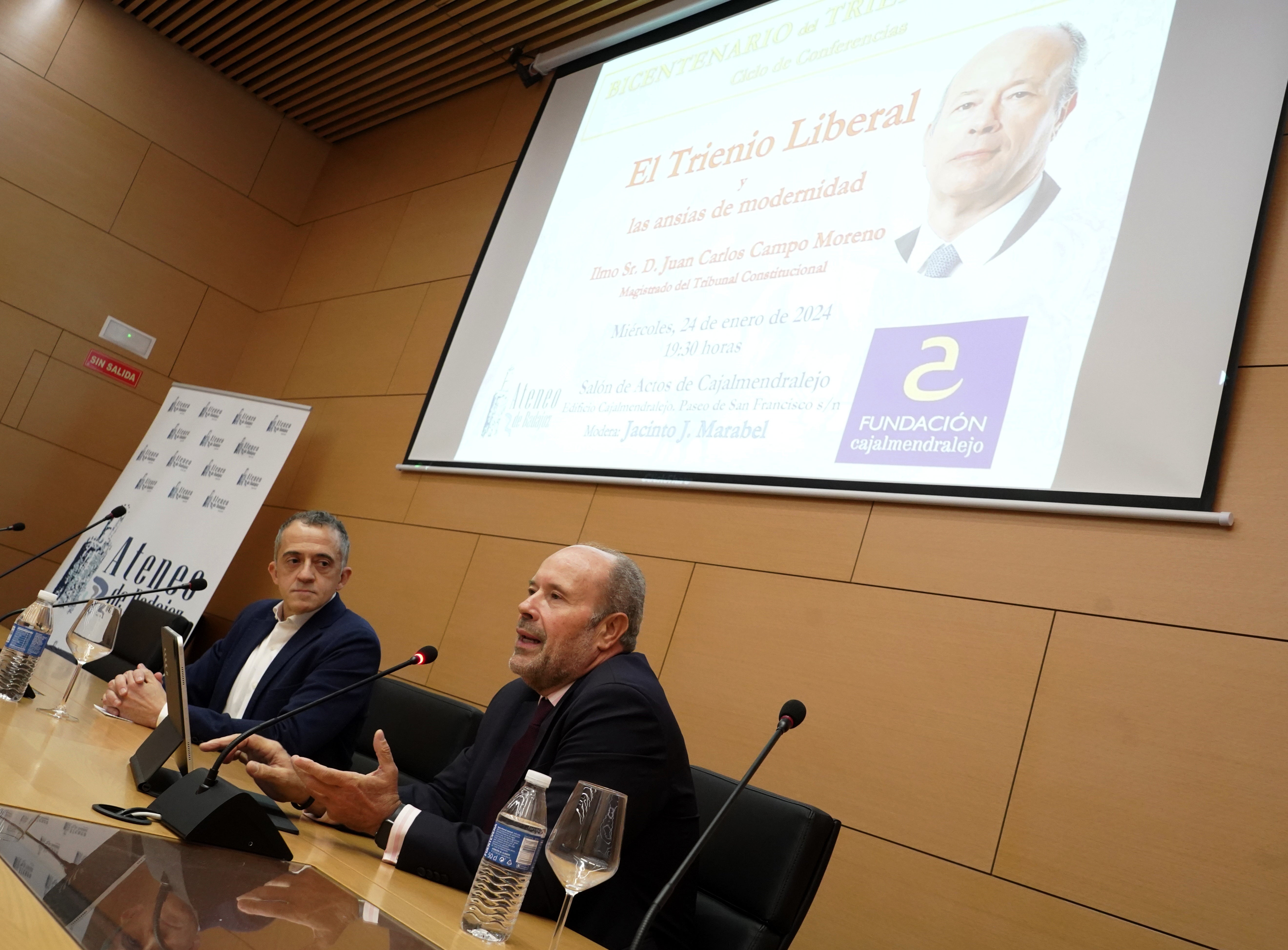 Imagen secundaria 2 - Violonchelos y acrobacias para celebrar el periodismo en Badajoz