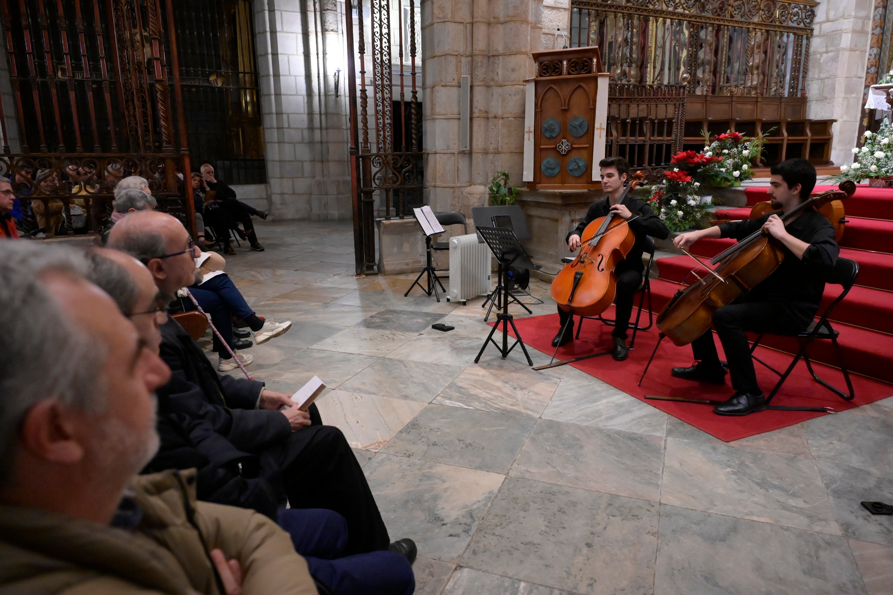 Imagen principal - Violonchelos y acrobacias para celebrar el periodismo en Badajoz