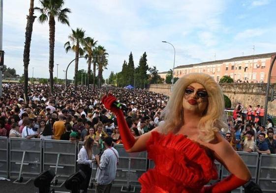 Femurosa, presentadora en la Puerta de Palmas, donde el público llenó el Paseo Fluvial el año pasado.