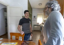 Juanjo y su padre en la cocina, antes de la hora de la comida.