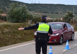 Un agente en un control a la entrada de su localidad extremeña.