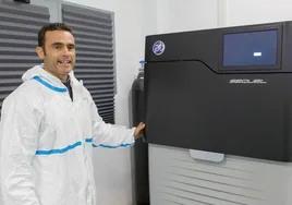 José Larrasa Rodríguez, dueño de Laboratorios Larrasa, en su laboratorio de La Albuera.