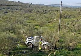 Bomberos de la Diputación de Cáceres actuando en el vehículo siniestrado.