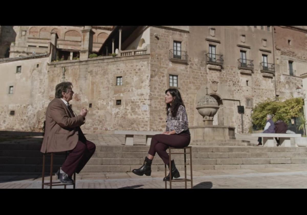 Raquel Lanseros charla con Luis Landero en San Nicolás.