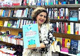 Ana Gamero mostrando un ejemplar de su nueva obra
