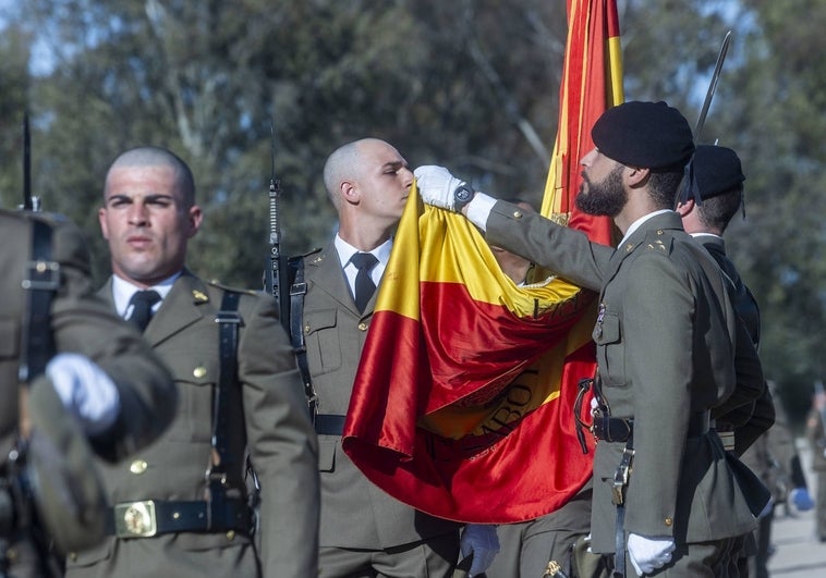 Un soldado besa la bandera durante la jura de este sábado.