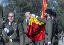 Un soldado besa la bandera durante la jura de este sábado.