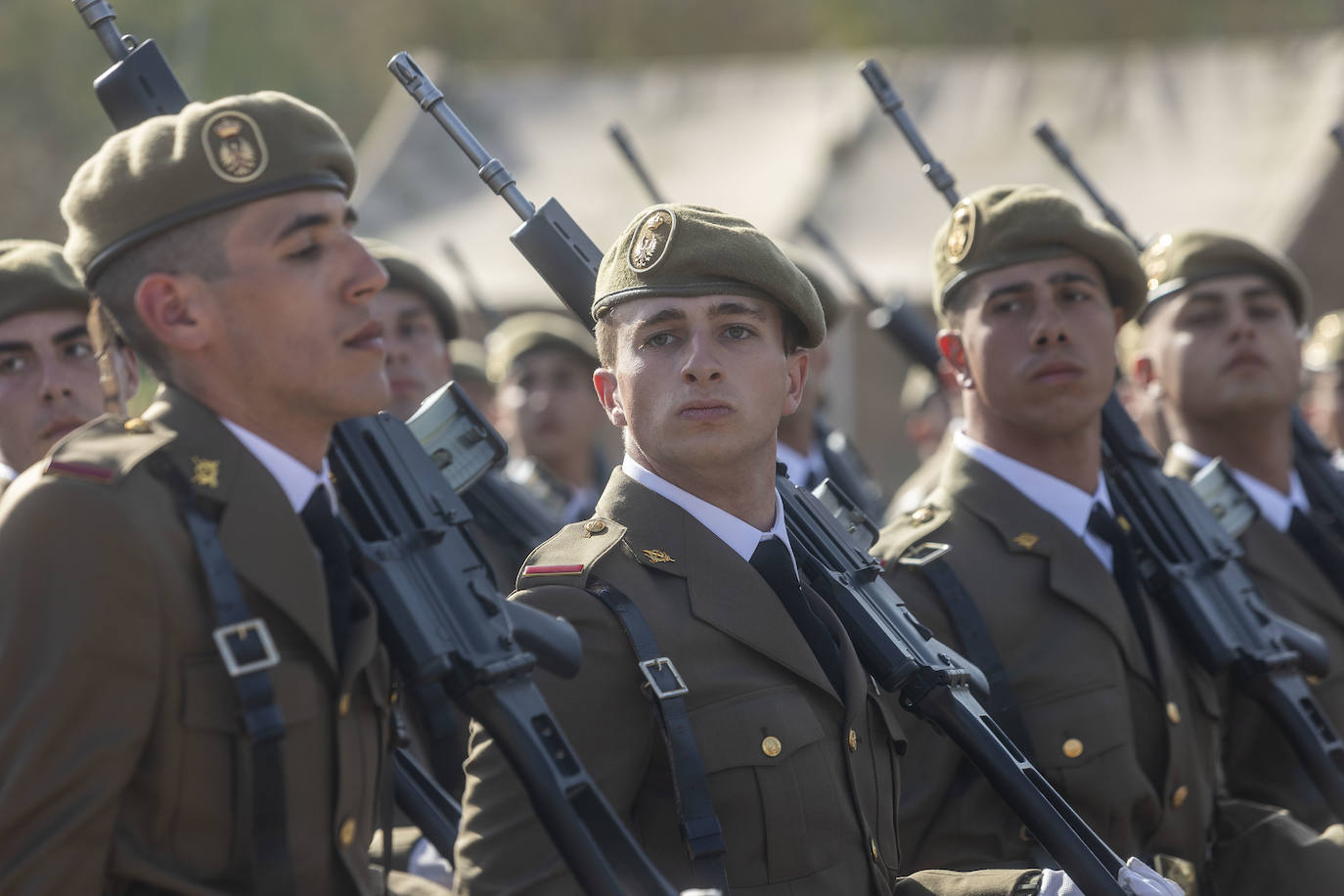 La jura de bandera de alumnos del segundo ciclo de 2023 en el Cefot de Cáceres, en imágenes