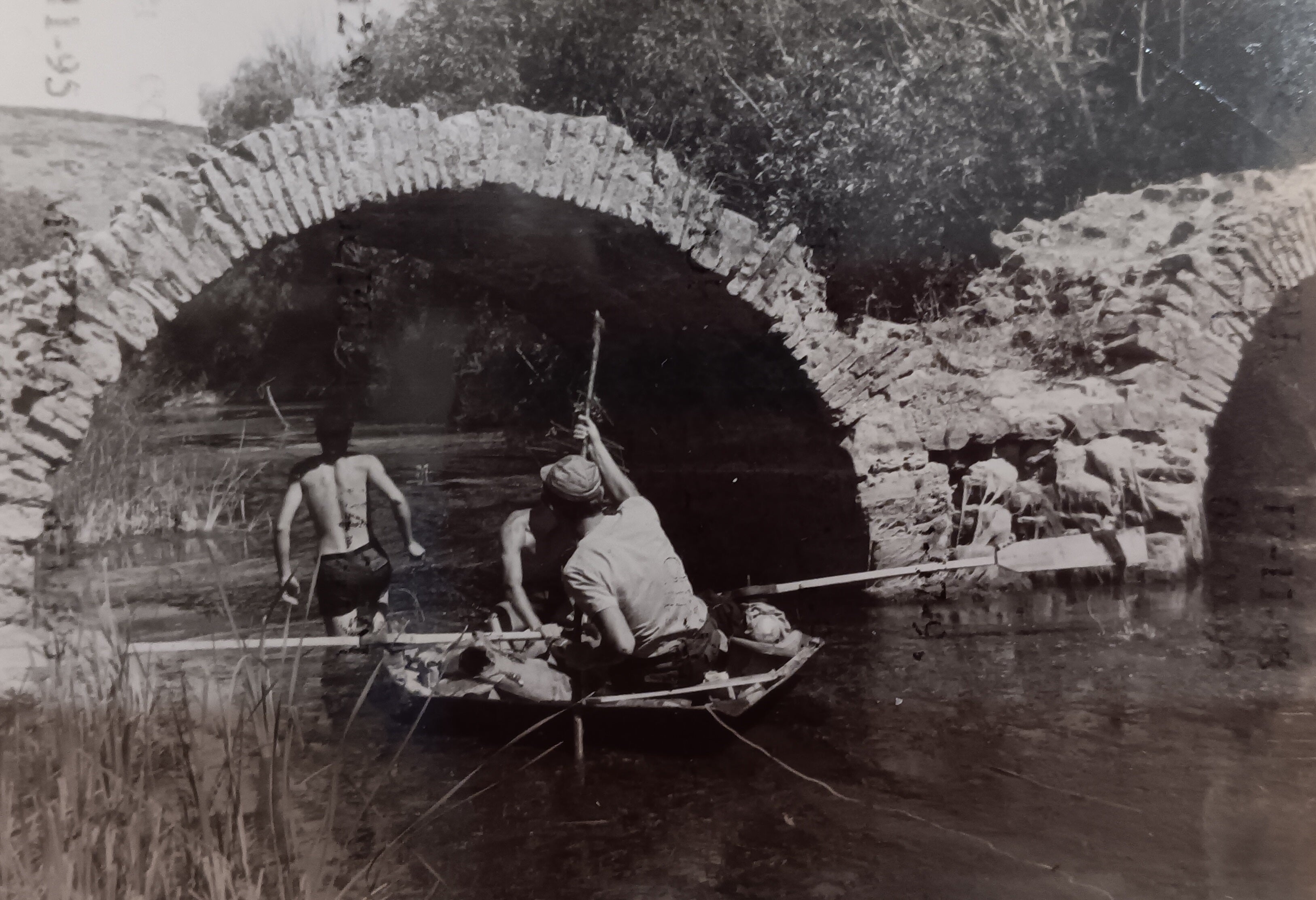 Pasando bajo un puente derruido en la provincia de Ciudad Real. 