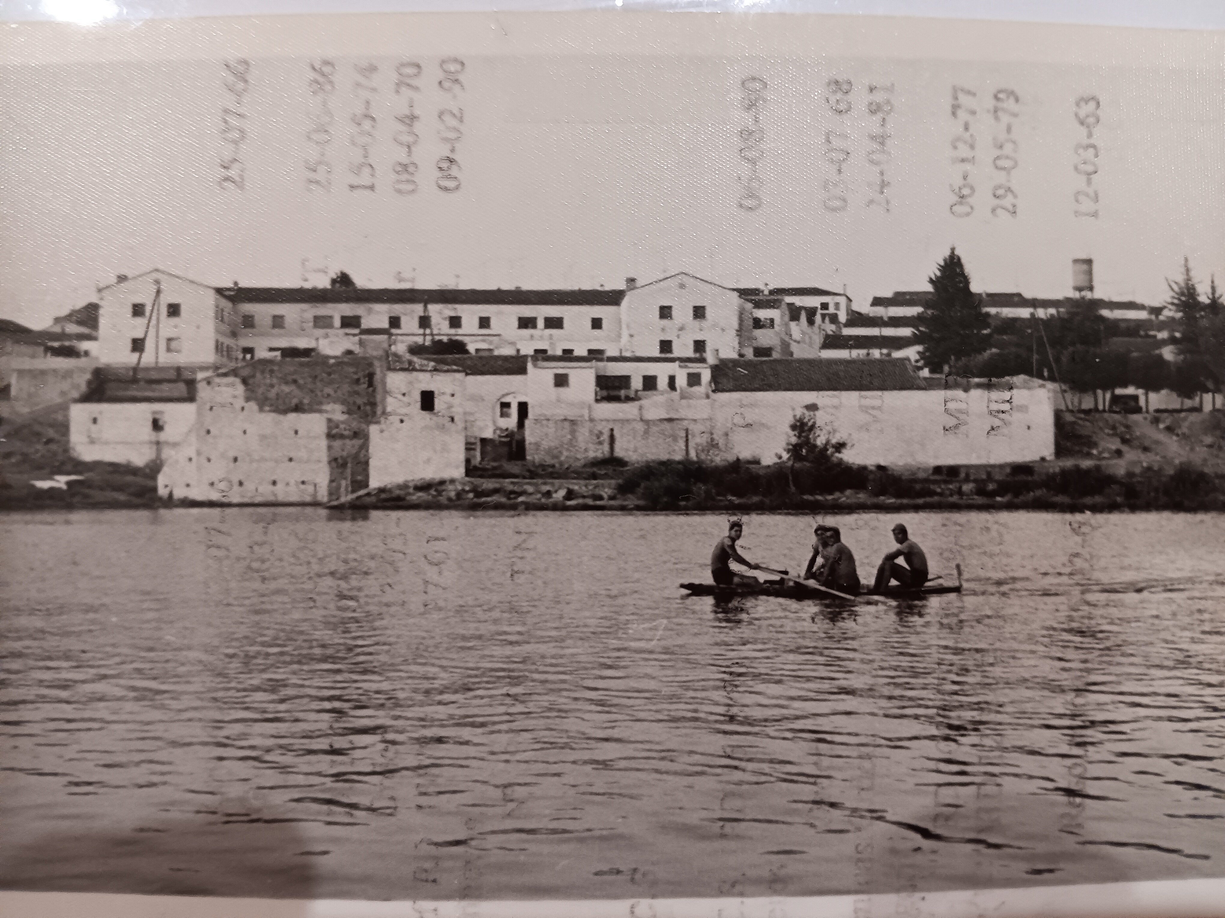 La barca con los cuatro aventureros, cruzando el cauce a la altura de Mérida. 