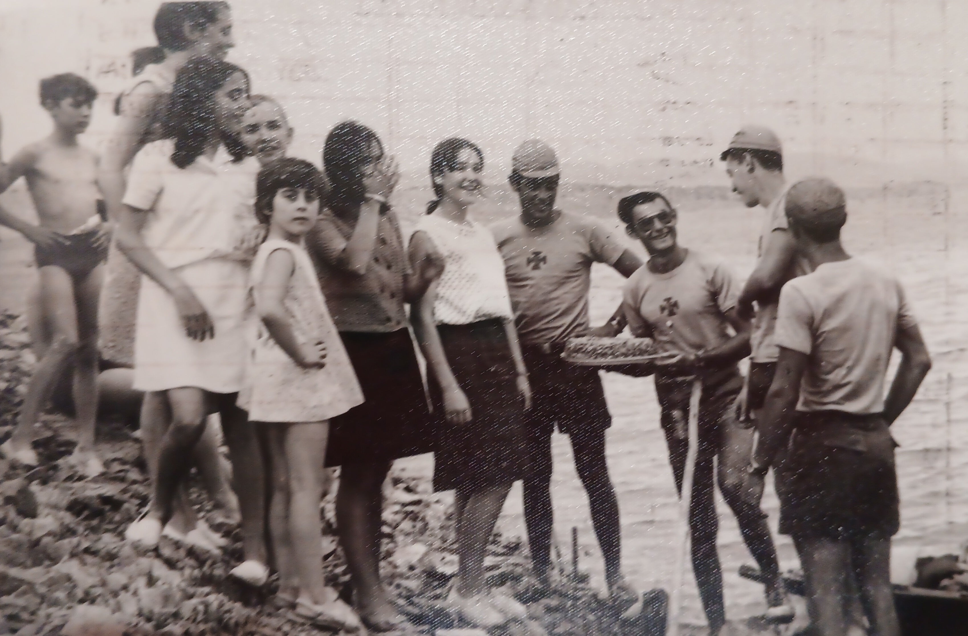 Vecinos de Casas de Don Pedro entregan un dulce típico del pueblo a los expedicionarios. 