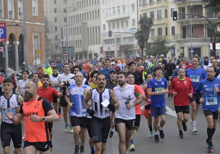 Atletas corriendo a pesar de la suspensión.