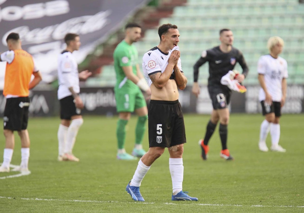 El mediocentro Luis Acosta, uno de los mejores del partido, se lamenta tras el pitido final.