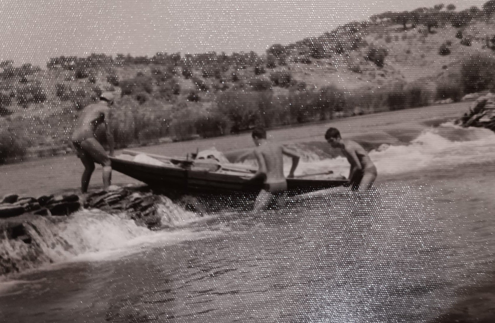 Los navegantes fluviales encontraron un río salvaje. Nada que ver con los tramos represados de Mérida o Badajoz. El Guadiana era entonces un río solitario. 