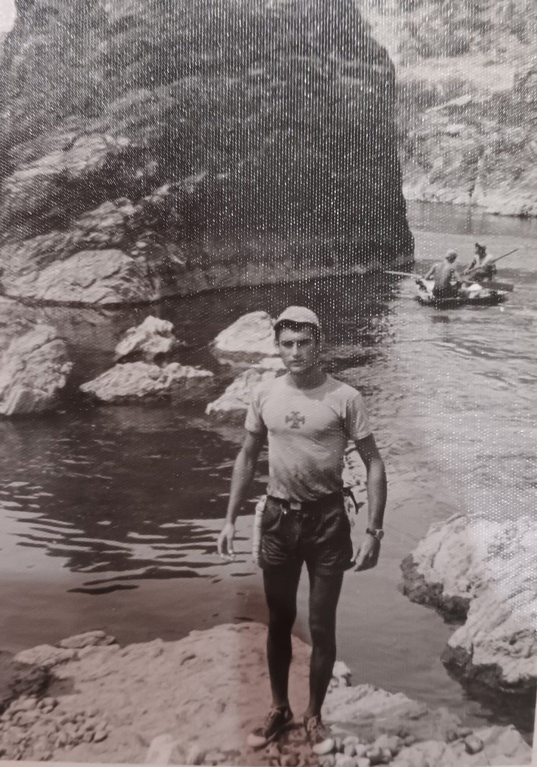 Juan López-Lago Romero, camino del pueblo más cercano para poner un telegrama para informar del avance de la expedición 'Pato salvaje'. 