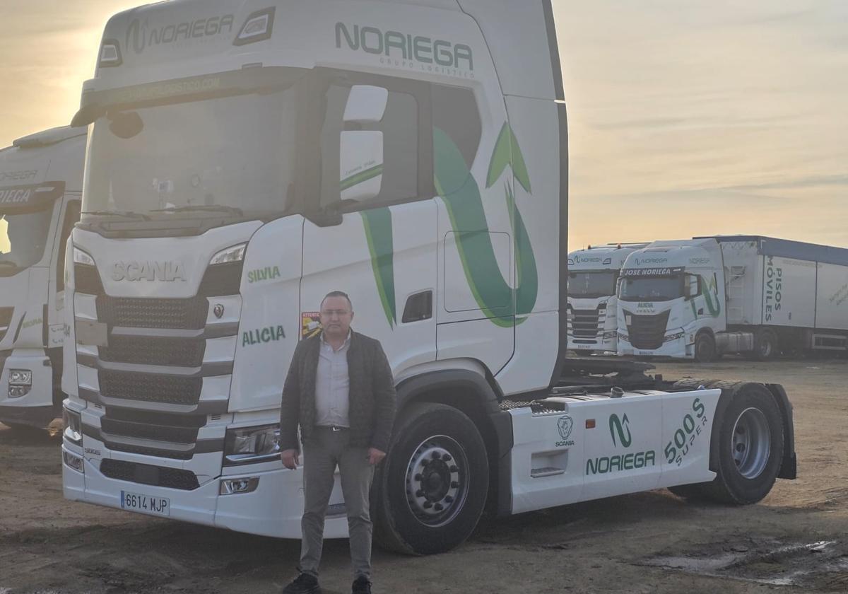 José Noriega junto a uno de sus camiones en Almendralejo.