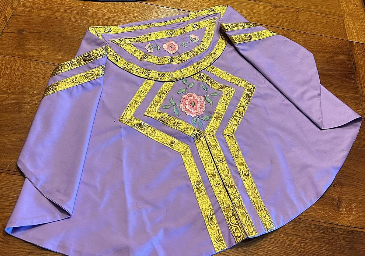 El capote bordado por la abuela de Álvaro.