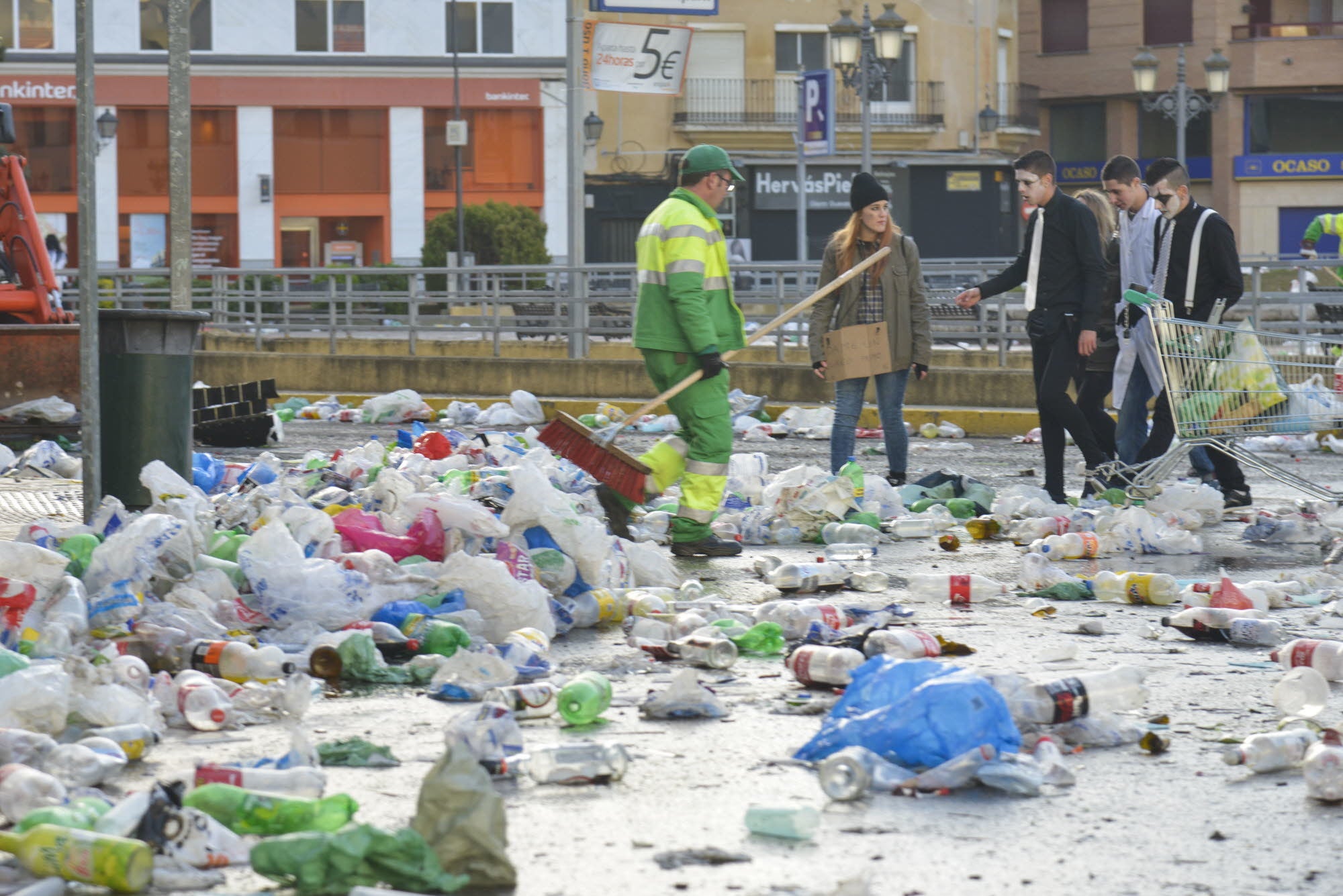 Foto de archivo donde se ve la plaza de San Atón llena de basura tras un lunes de Carnaval.