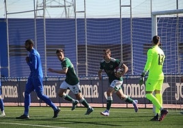 Iván Fernández recoge el balón tras anotar el 1-2 en el duelo de este domingo ante el Getafe B.