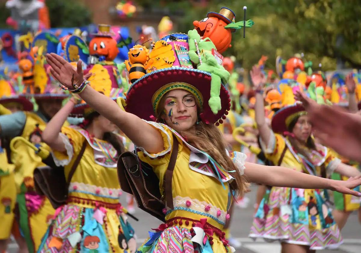 Una comparsa desfilando en una edición pasada del Carnaval de Badajoz.