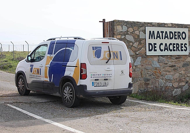 Un vehículo entra en el antiguo matadero de la carretera de Torrejón el Rubio.