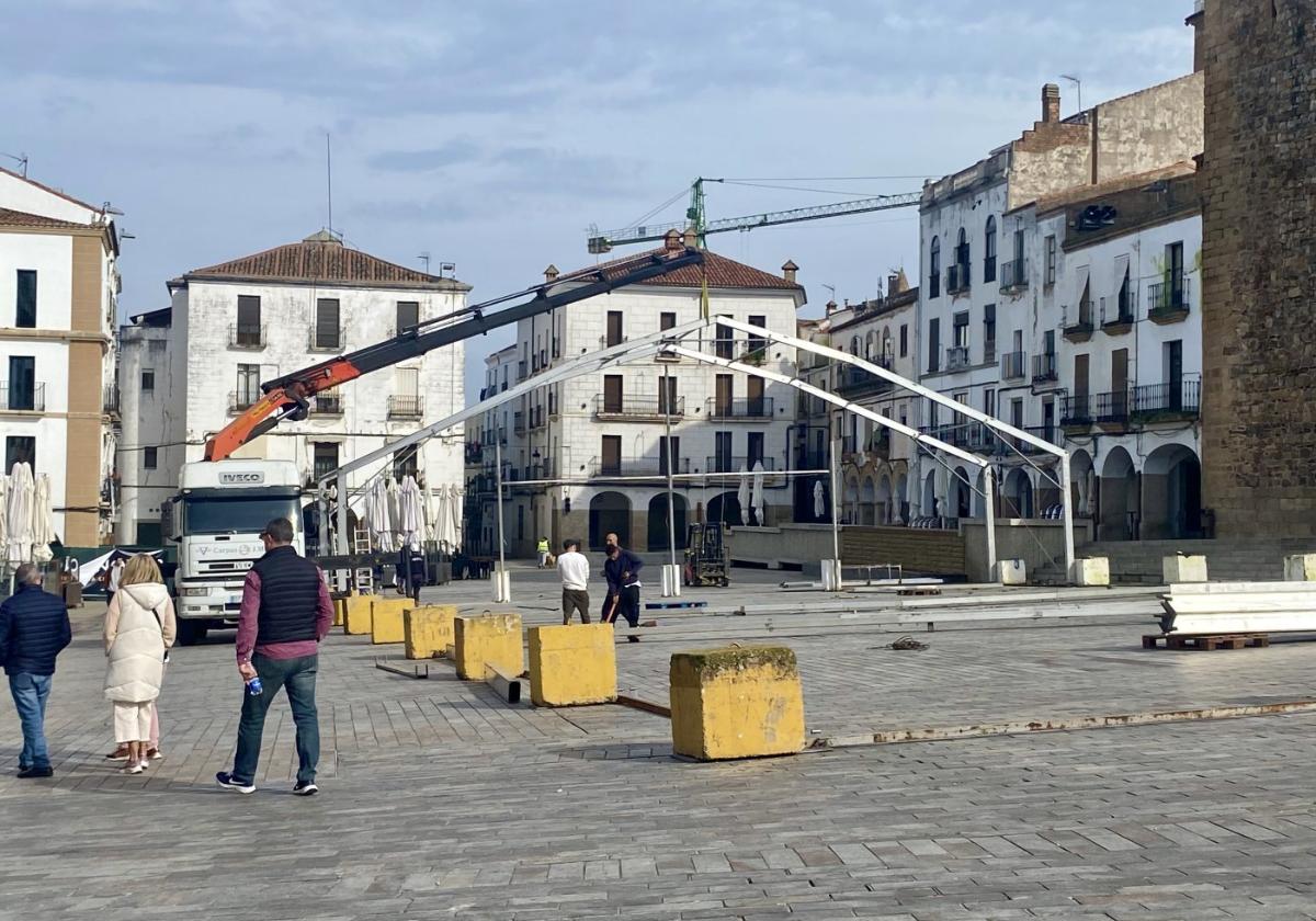 Montaje de la carpa del Carnaval en la Plaza Mayor, ayer.