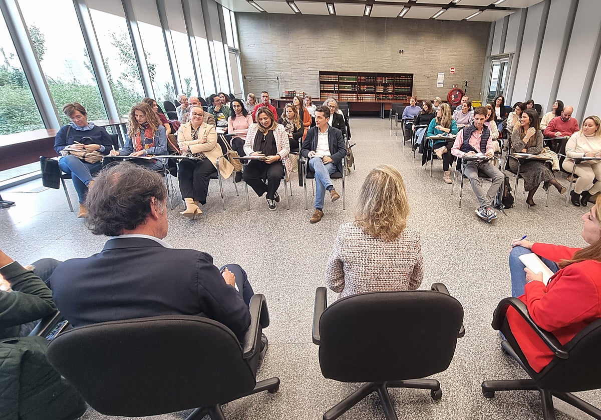 Encuentro entre ampas y responsables de Educación celebrado el lunes en Mérida.