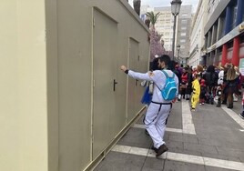 Baño portátil en el Paseo de San Francisco en el Carnaval de Badajoz.