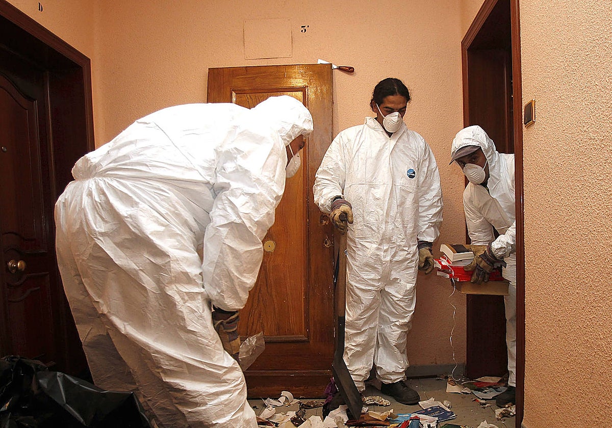 Tres operarios retiran basura del domicilio de una persona con síndrome de diógenes en una imagen de archivo.