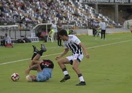 Fidel Ibáñez durante el partido inaugural ante el Unión Adarve donde fue titular.