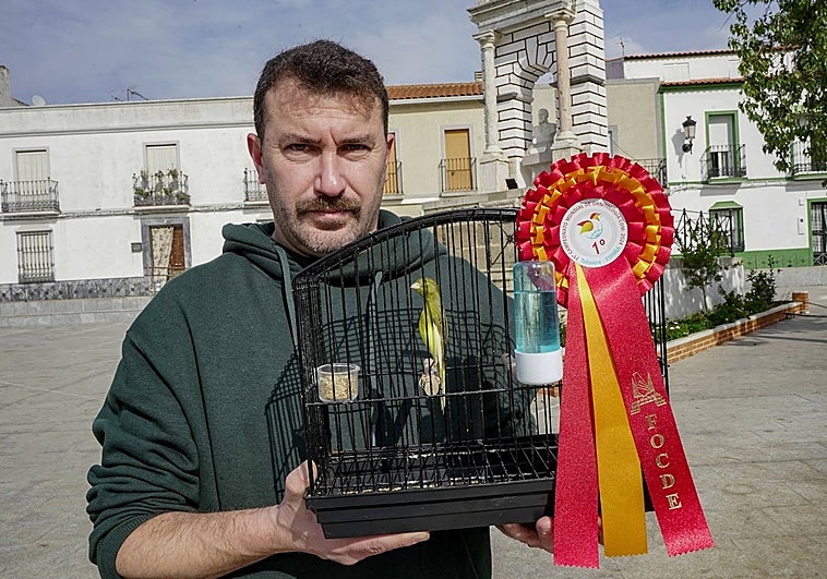 José Ignacio ('Pepe') Rodríguez, de La Albuera con su canaria hosso japonés campeona del mundo.