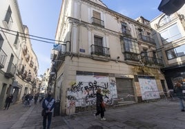 El edificio que albergó durante años los almacenes de los Sobrinos de Gabino Díez tiene 806 metros cuadrados construidos.