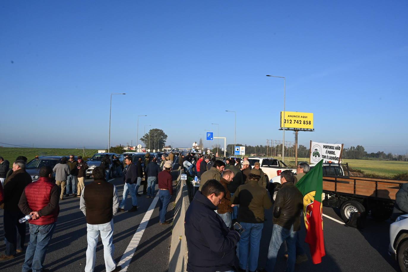 Los agricultores portugueses cortan varios accesos al país luso por Extremadura