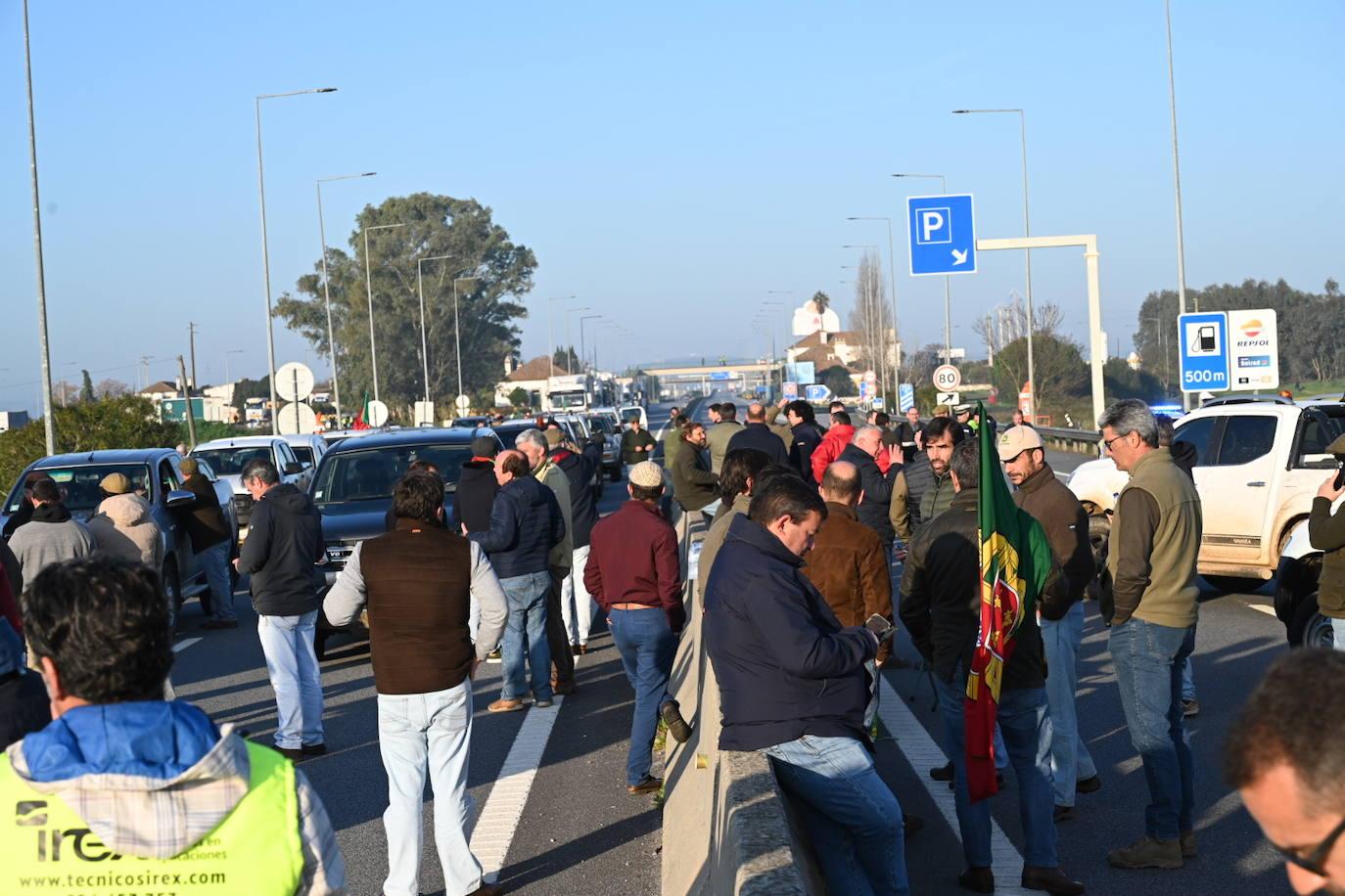 Los agricultores portugueses cortan varios accesos al país luso por Extremadura