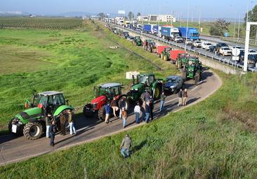 Cerrados varios accesos de Extremadura a Portugal por el bloqueo de agricultores lusos