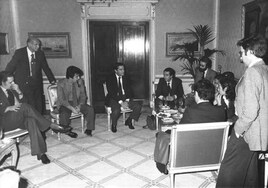 Adolfo Suárez con un grupo de periodistas. A la derecha, de pie, José Julían Barriga.