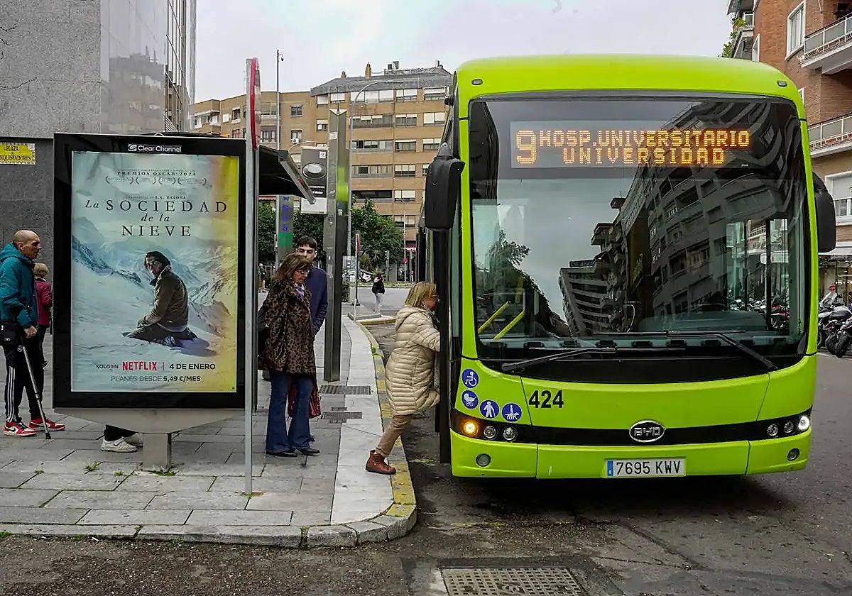 Autobús en la avenida de Enrique Segura Otaño en una imagen de archivo.