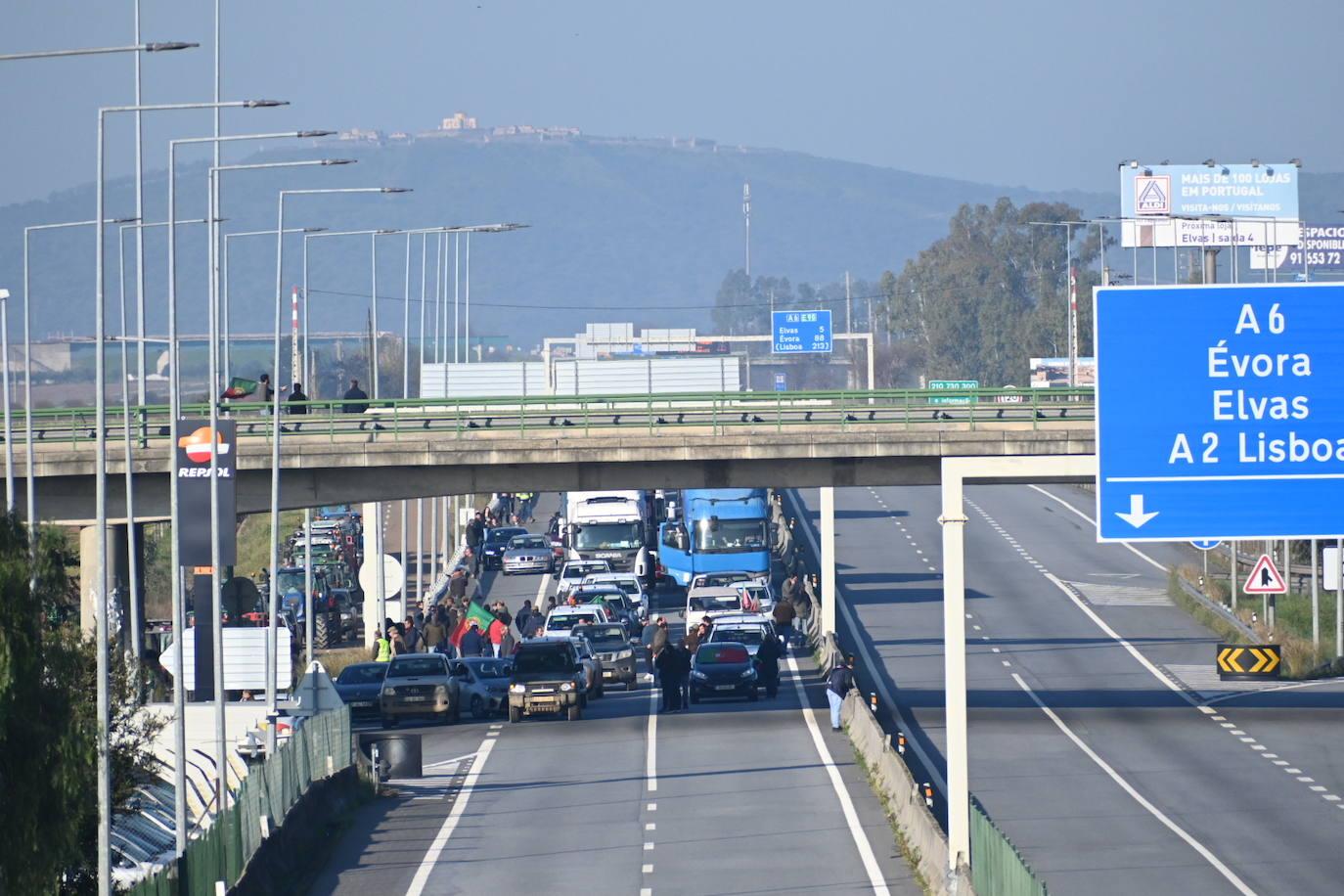 Los agricultores portugueses cortan varios accesos al país luso por Extremadura