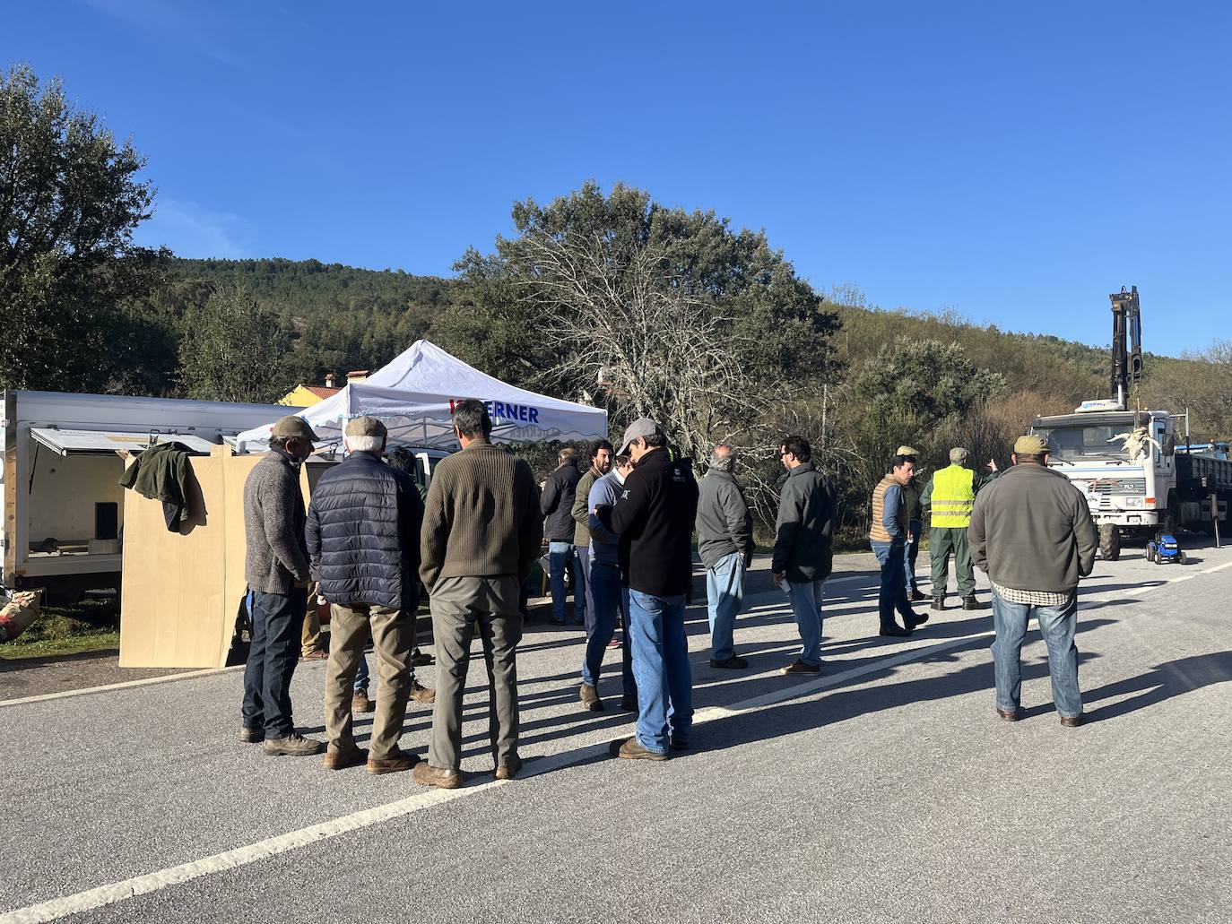 El acceso a Portugal por la N-521, en Valencia de Alcántara, también ha sido bloqueado por los agricultores y ganaderos lusos