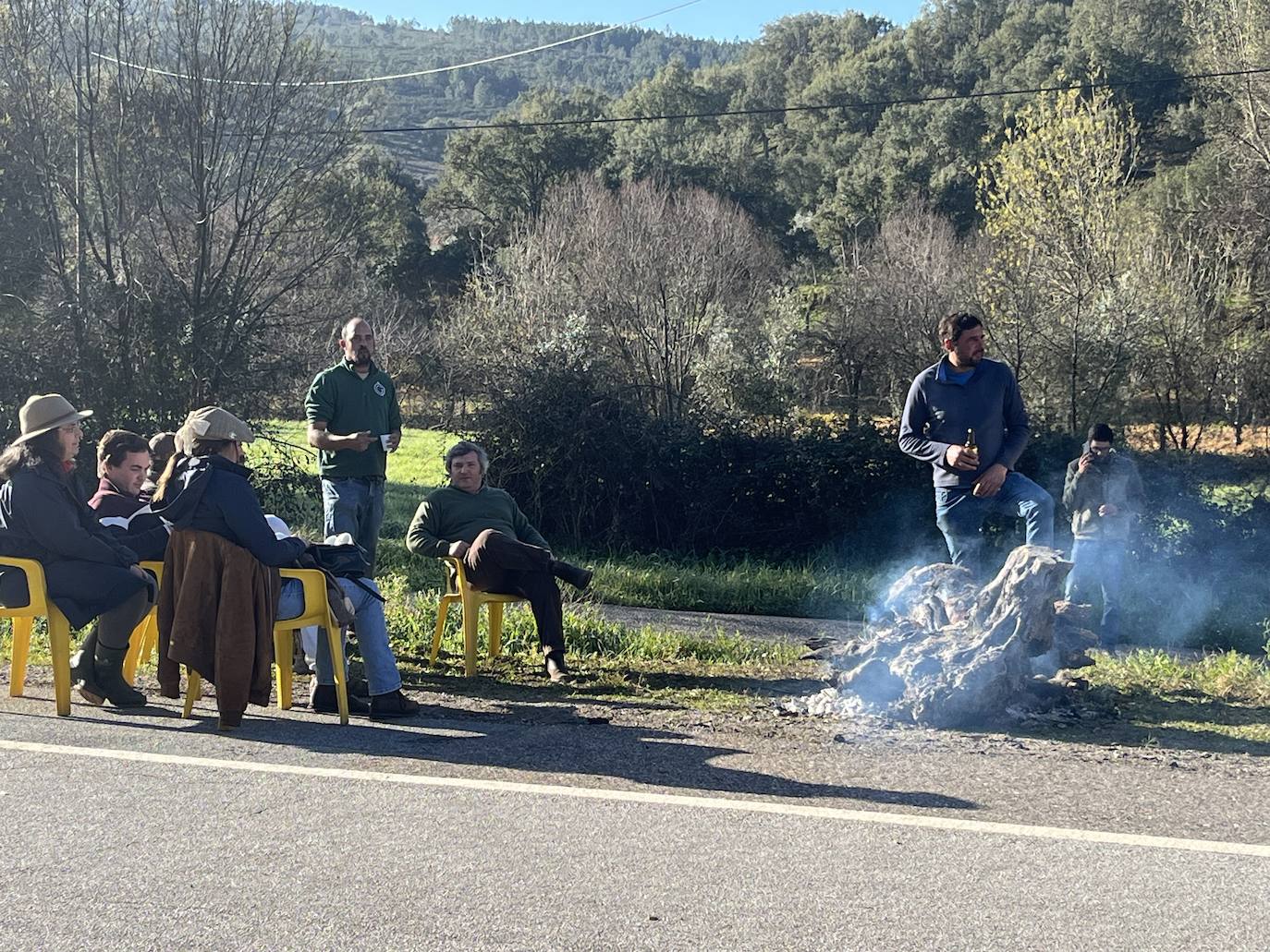 El acceso a Portugal por la N-521, en Valencia de Alcántara, también ha sido bloqueado por los agricultores y ganaderos lusos