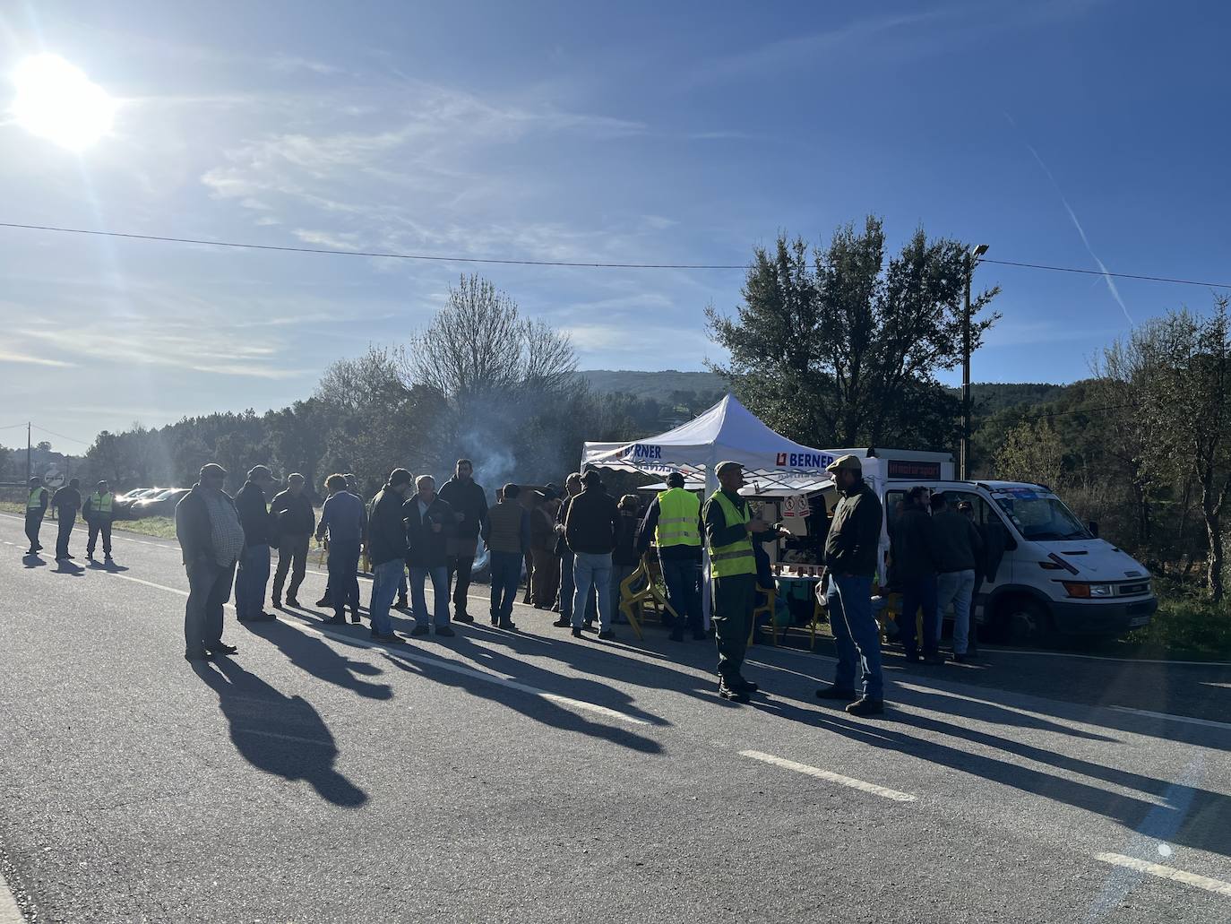 El acceso a Portugal por la N-521, en Valencia de Alcántara, también ha sido bloqueado por los agricultores y ganaderos lusos