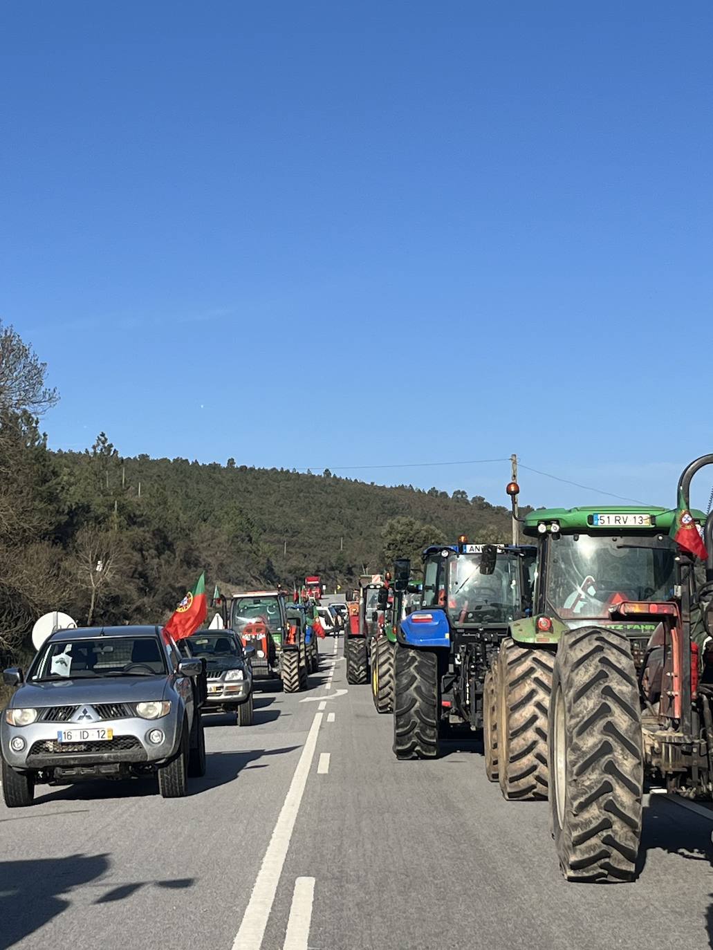 El acceso a Portugal por la N-521, en Valencia de Alcántara, también ha sido bloqueado por los agricultores y ganaderos lusos