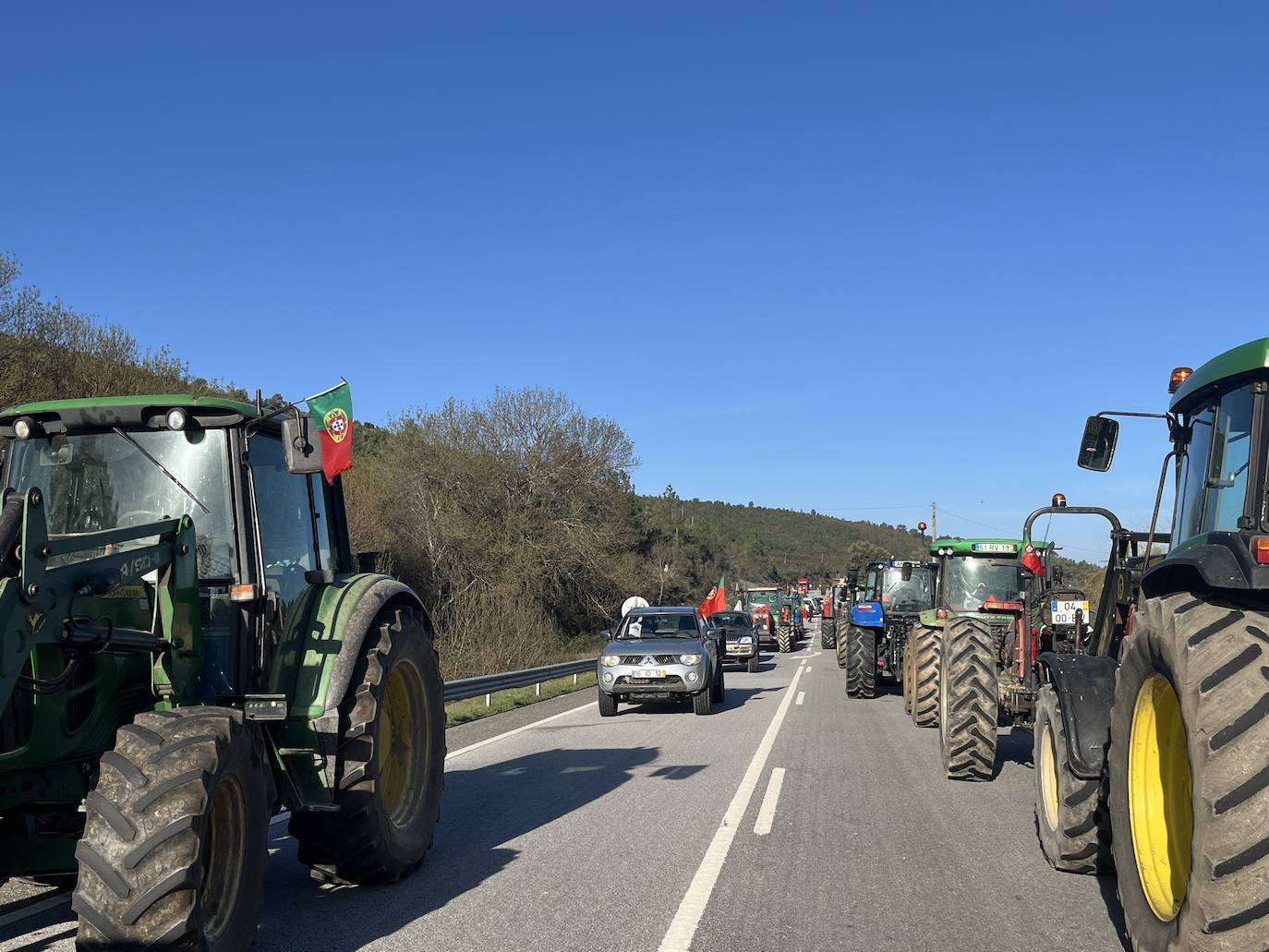 El acceso a Portugal por la N-521, en Valencia de Alcántara, también ha sido bloqueado por los agricultores y ganaderos lusos