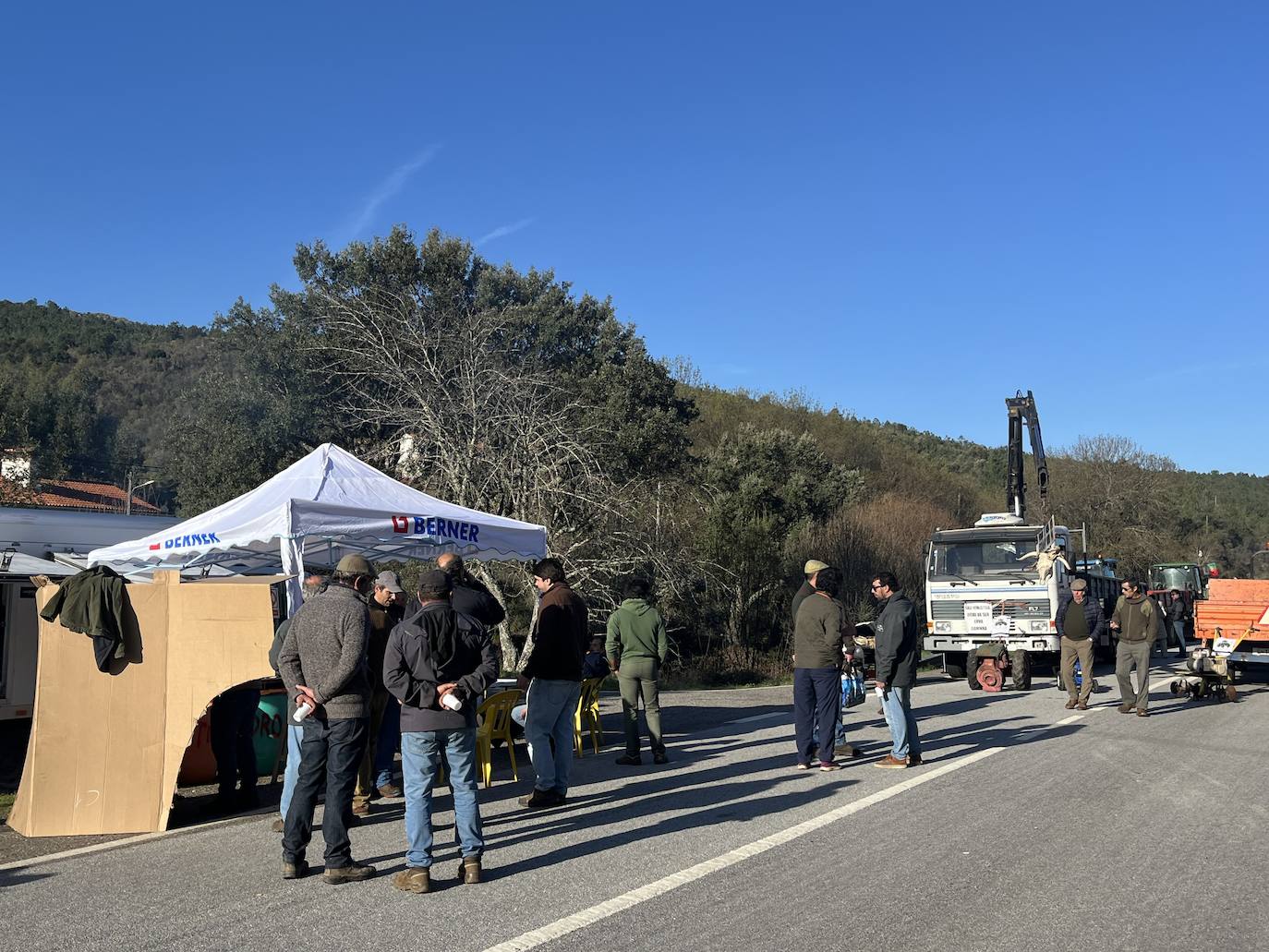 El acceso a Portugal por la N-521, en Valencia de Alcántara, también ha sido bloqueado por los agricultores y ganaderos lusos