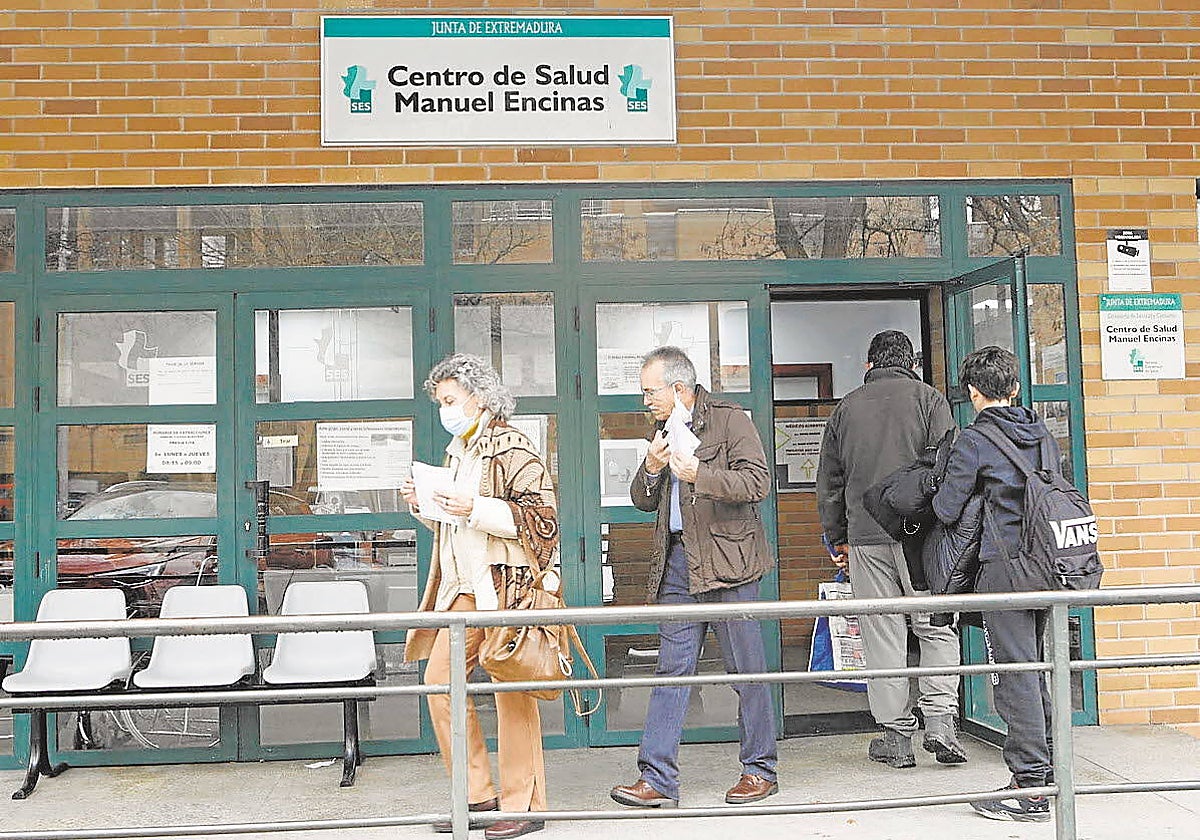 A partir de este viernes las mascarillas dejan de  ser obligatorias en los centros sanitarios y hospitales y pasan a ser recomendables.