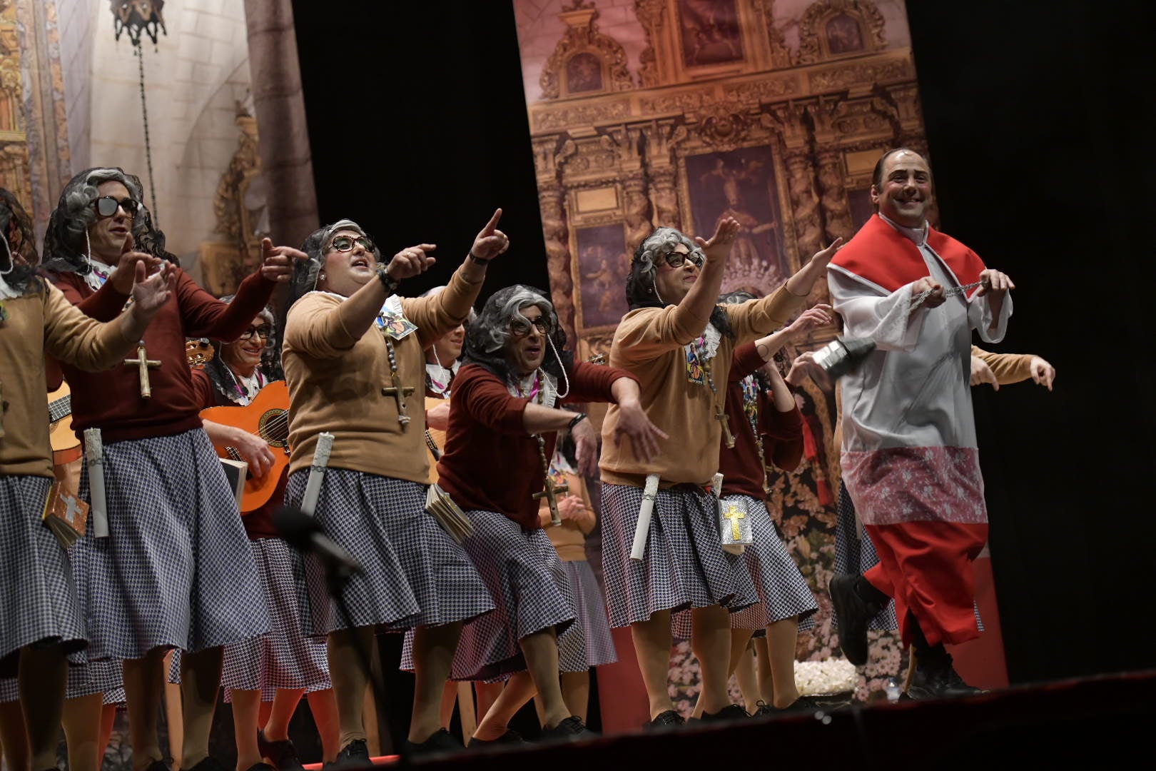 Pelotazo de Los Mirinda. El olor a incienso en el teatro presagiaba la sorpresa. En su 20 aniversario esta murga no había querido decir su disfraz, el misterio es que son beatas en la catedral en la coronación de La Soledad